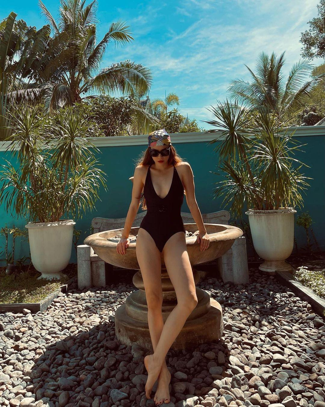 Hồ Ngọc Hà kết hợp bikini với khăn trùm đầu họa tiết để tăng phần nổi bật.