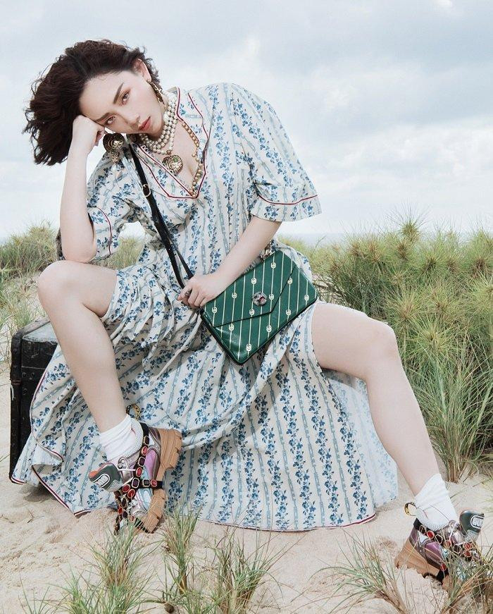 Tóc Tiên độc lạ khi phối váy maxi đi biển với giày đế thô hầm hố.