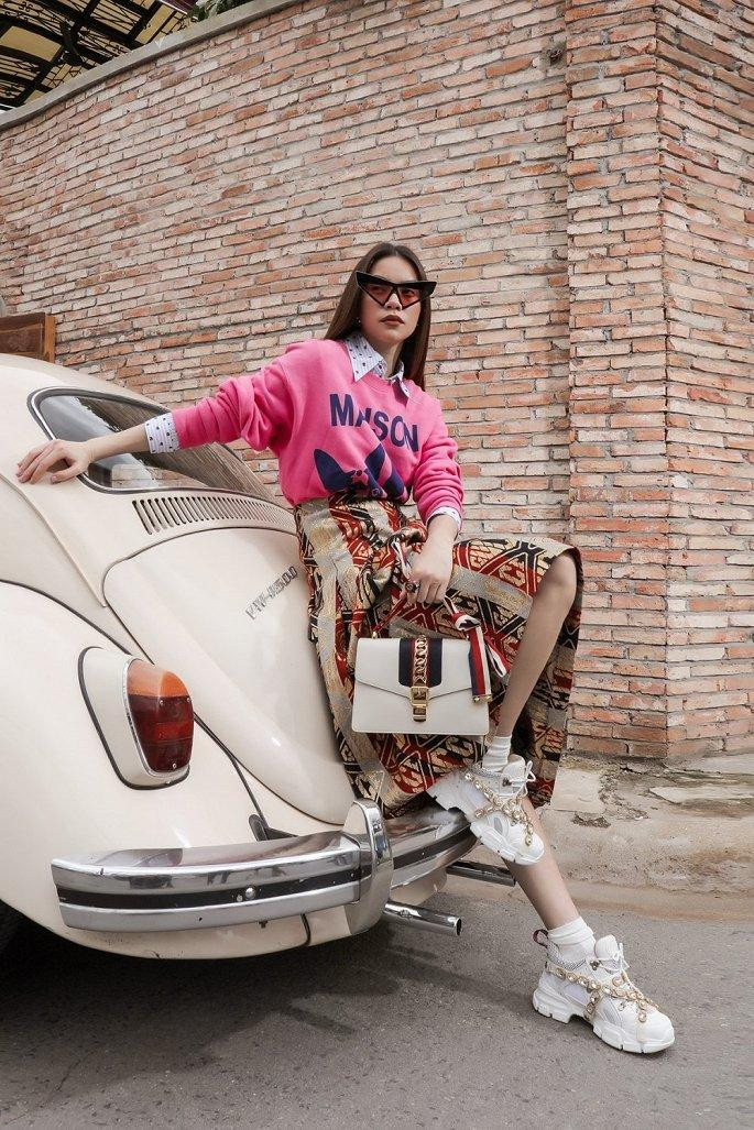 Hồ Ngọc Hà đã thành công biến set đồ từ điệu đà sang cá tính chỉ với một đôi giày đế thô.