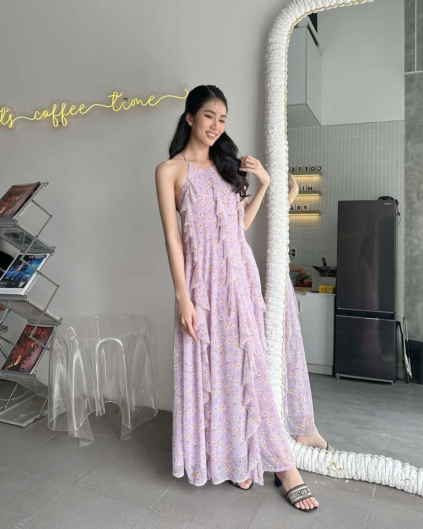 Phương Anh đích thực là fan cứng của những chiếc váy dài, người đẹp luôn mang theo món đồnày trong mỗi chuyến đi của mình.