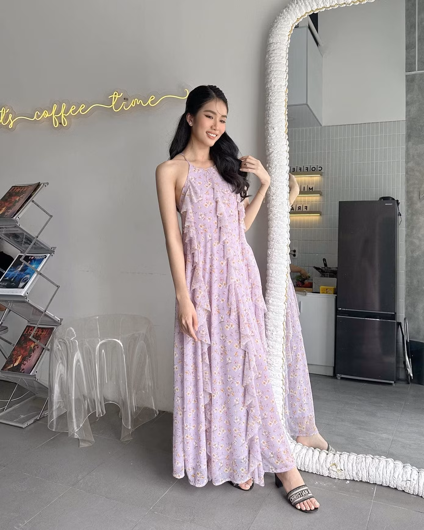 Phương Anh đích thực là fan cứng của những chiếc váy dài, người đẹp luôn mang theo món đồnày trong mỗi chuyến đi của mình.