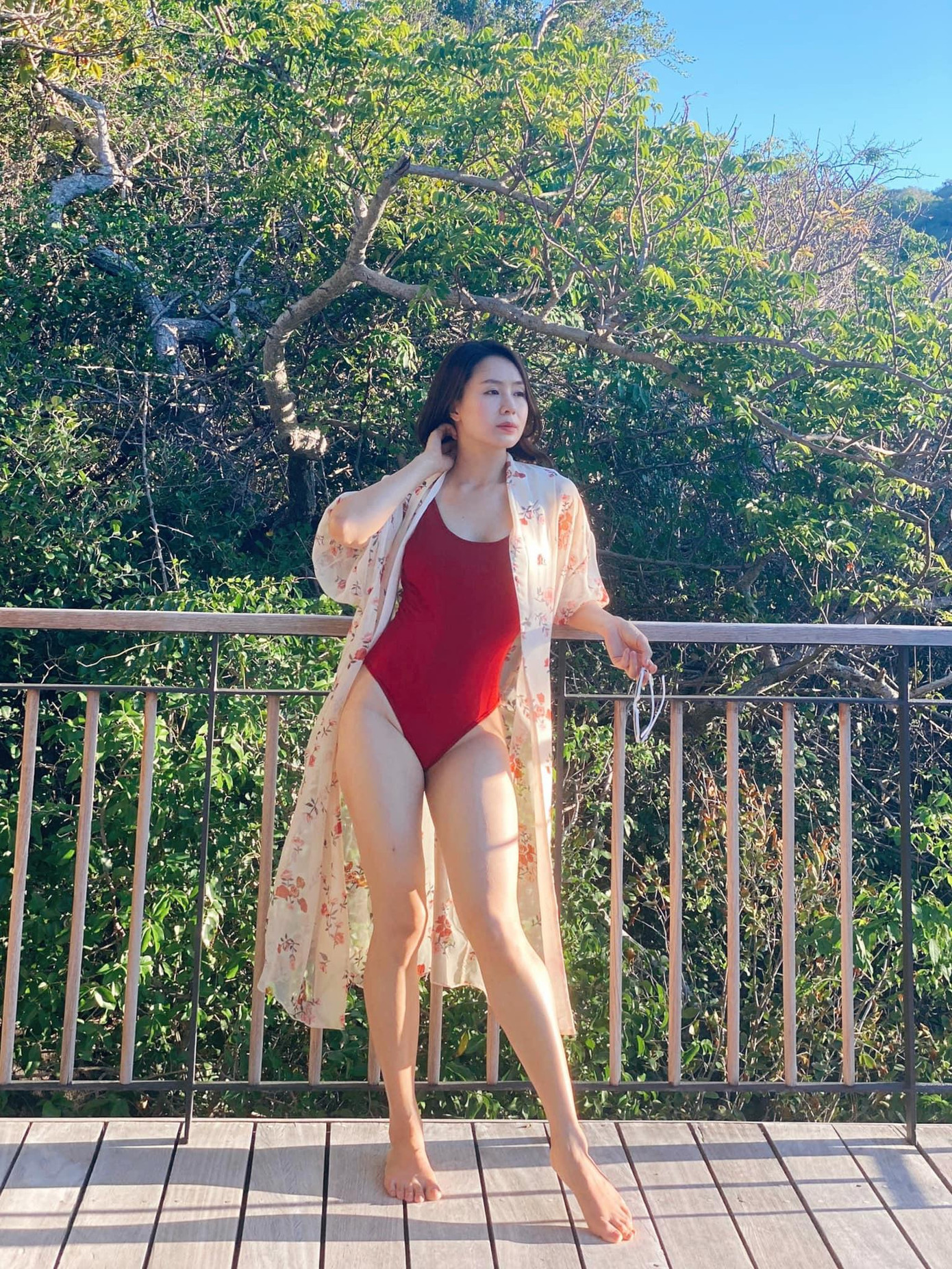 Bộ bikini một mảnh kín đáo kết hợp với chiếc áo choàng bên ngoài giúp Hồng Diễm che nhẹ đi những khuyết điểm trên cơ thể.