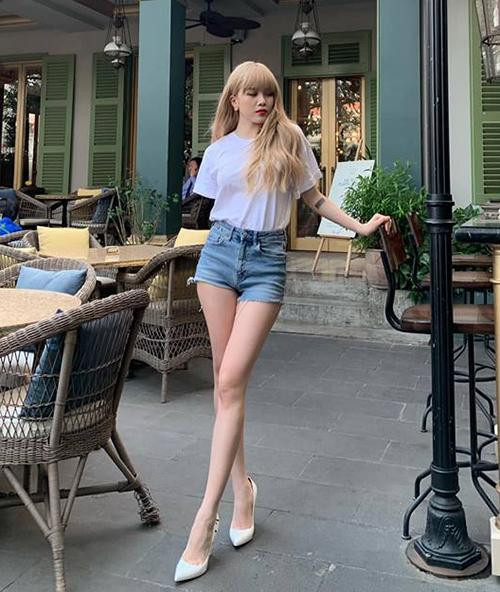 Thiều Bảo Trâm toát lên sự dịu dàng khi phối áo thun trắng với quần soóc jeans cùng giày cao gót.