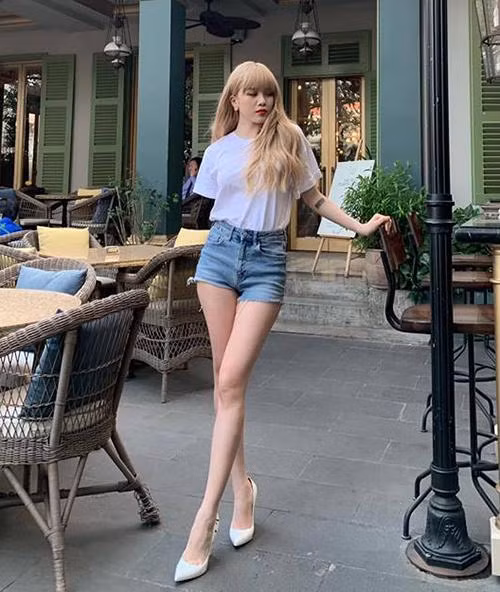Thiều Bảo Trâm toát lên sự dịu dàng khi phối áo thun trắng với quần soóc jeans cùng giày cao gót. Thiều Bảo Trâm toát lên sự dịu dàng khi phối áo thun trắng với quần soóc jeans cùng giày cao gót.