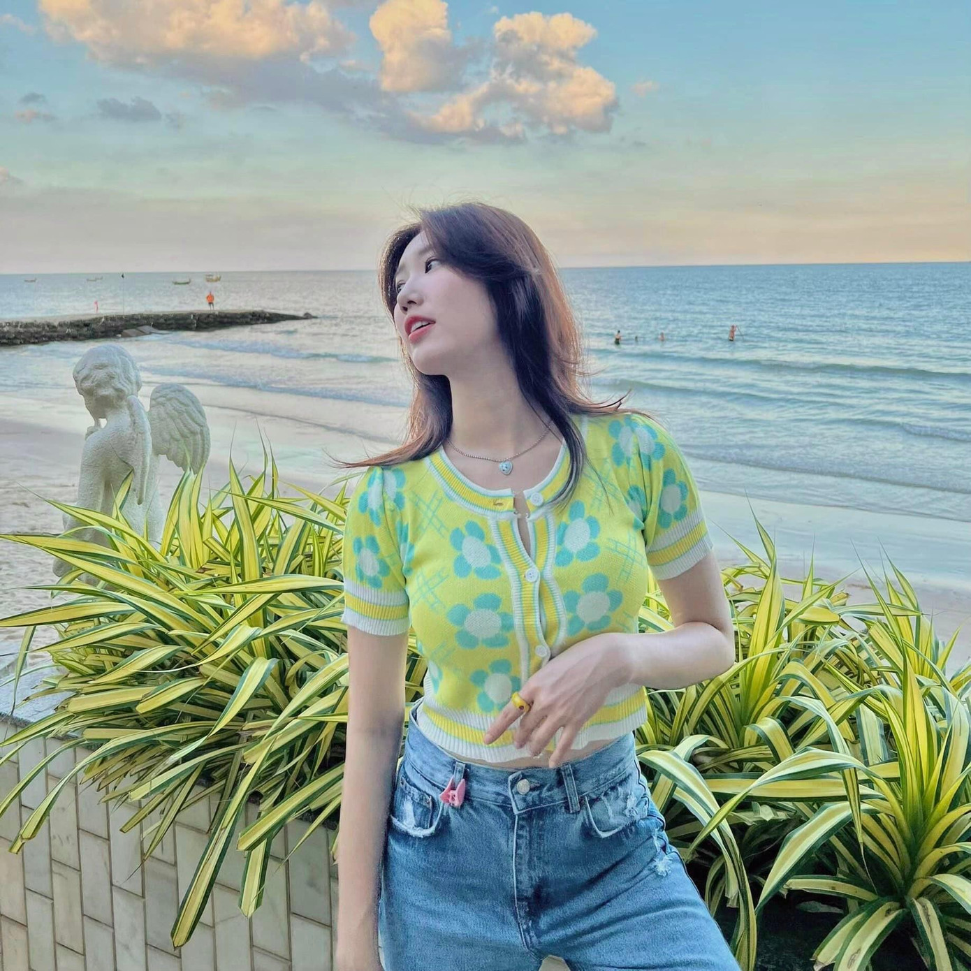 Áo croptop phối với quần jeans chính là set đồ yêu thích của cô nàng.