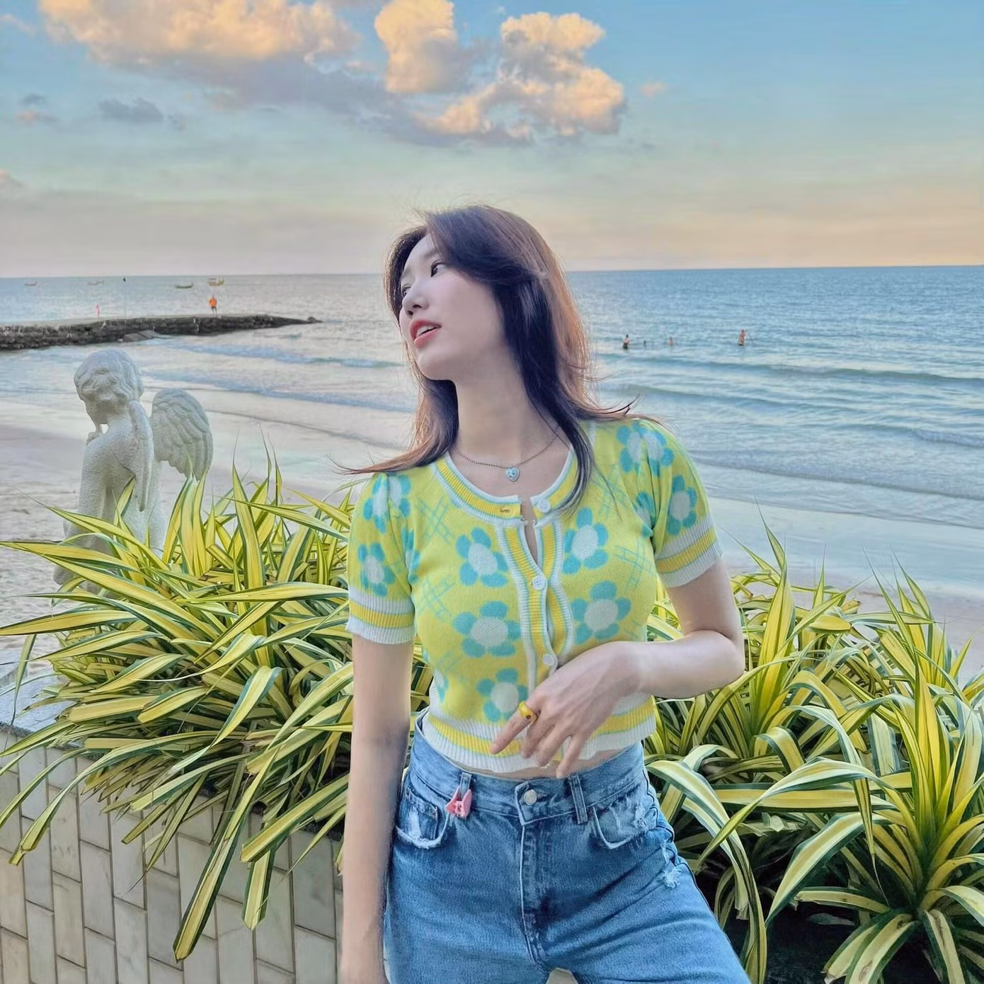Áo croptop phối với quần jeans chính là set đồ yêu thích của cô nàng.