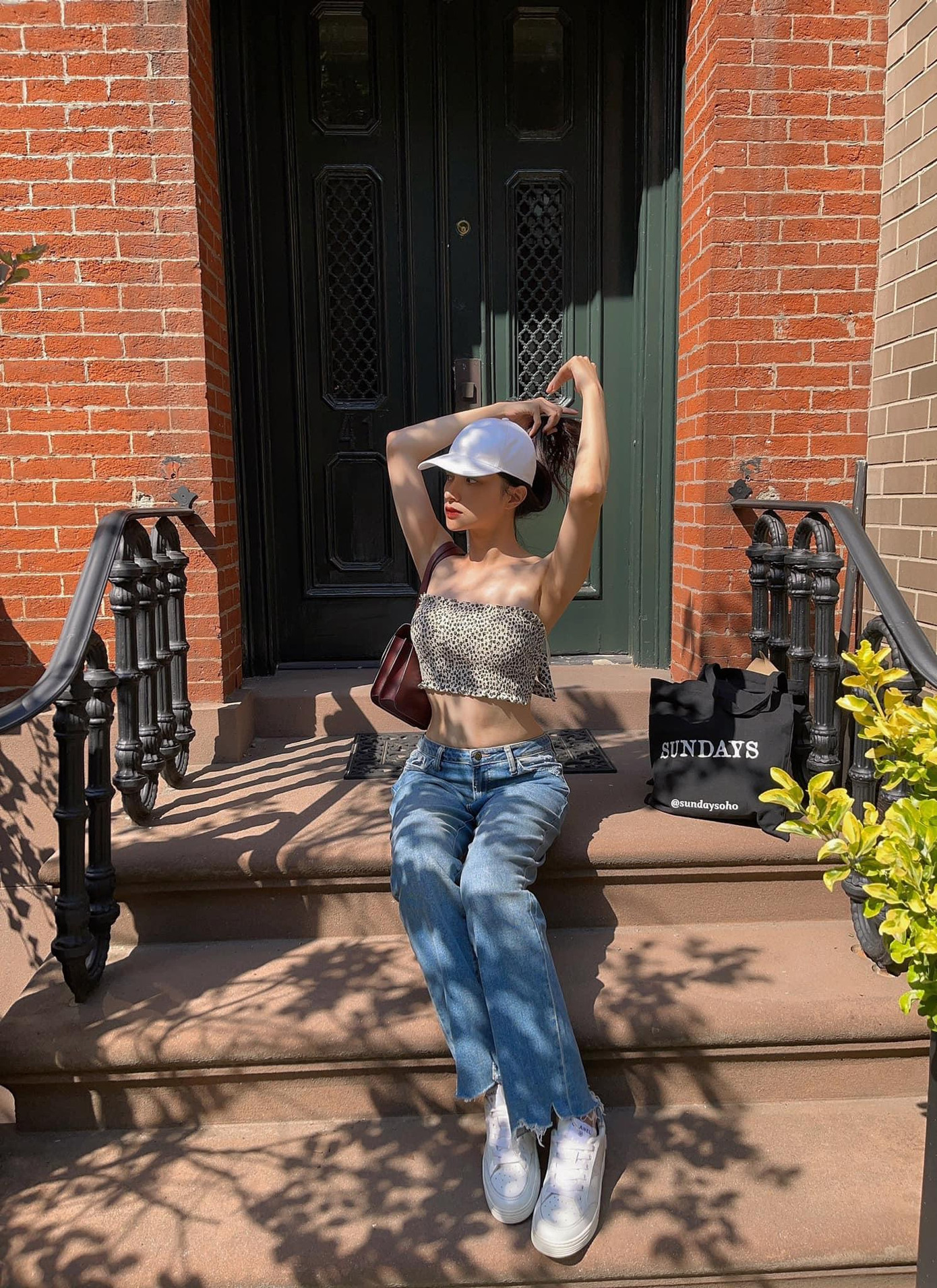 Nàng hậu chọn phối áo cúp ngực đơn giản với quần jeans màu xanh mát mắt khi xuống phố.