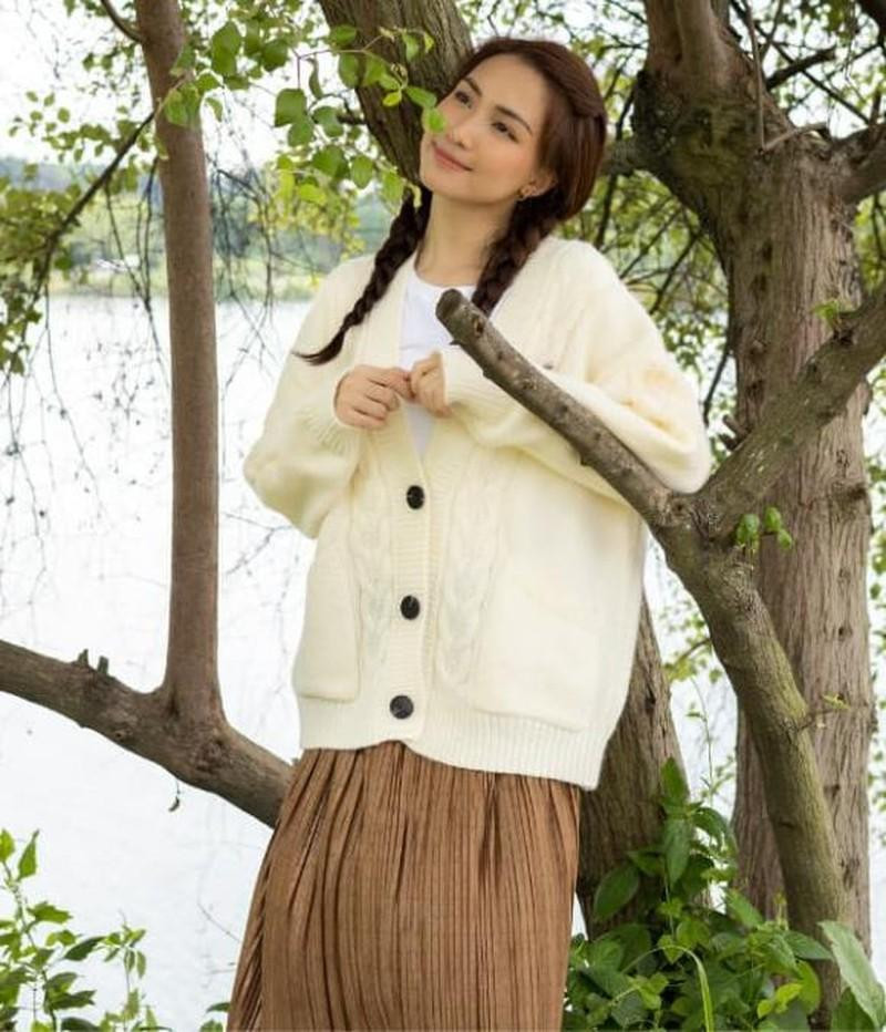 Hòa Minzy là một trong số những nữ nghệ sĩ Việt mê mẩn áo cardigan mỗi khi tiết trời se lạnh.