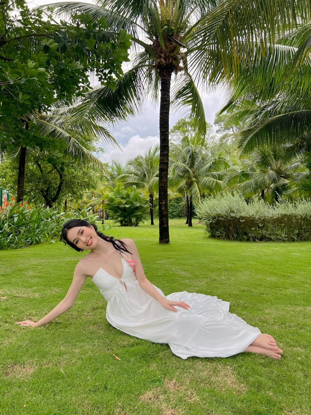 Phương Anh diện mẫu váy trắng tinh khôi, kết hợp cùng kiểu dáng cắt xẻ táo bạo giúp khoe trọn phần xương quai xanh quyến rũ.