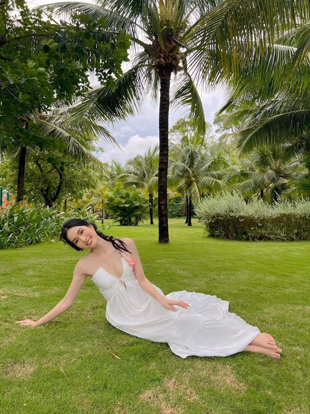 Phương Anh diện mẫu váy trắng tinh khôi, kết hợp cùng kiểu dáng cắt xẻ táo bạo giúp khoe trọn phần xương quai xanh quyến rũ.
