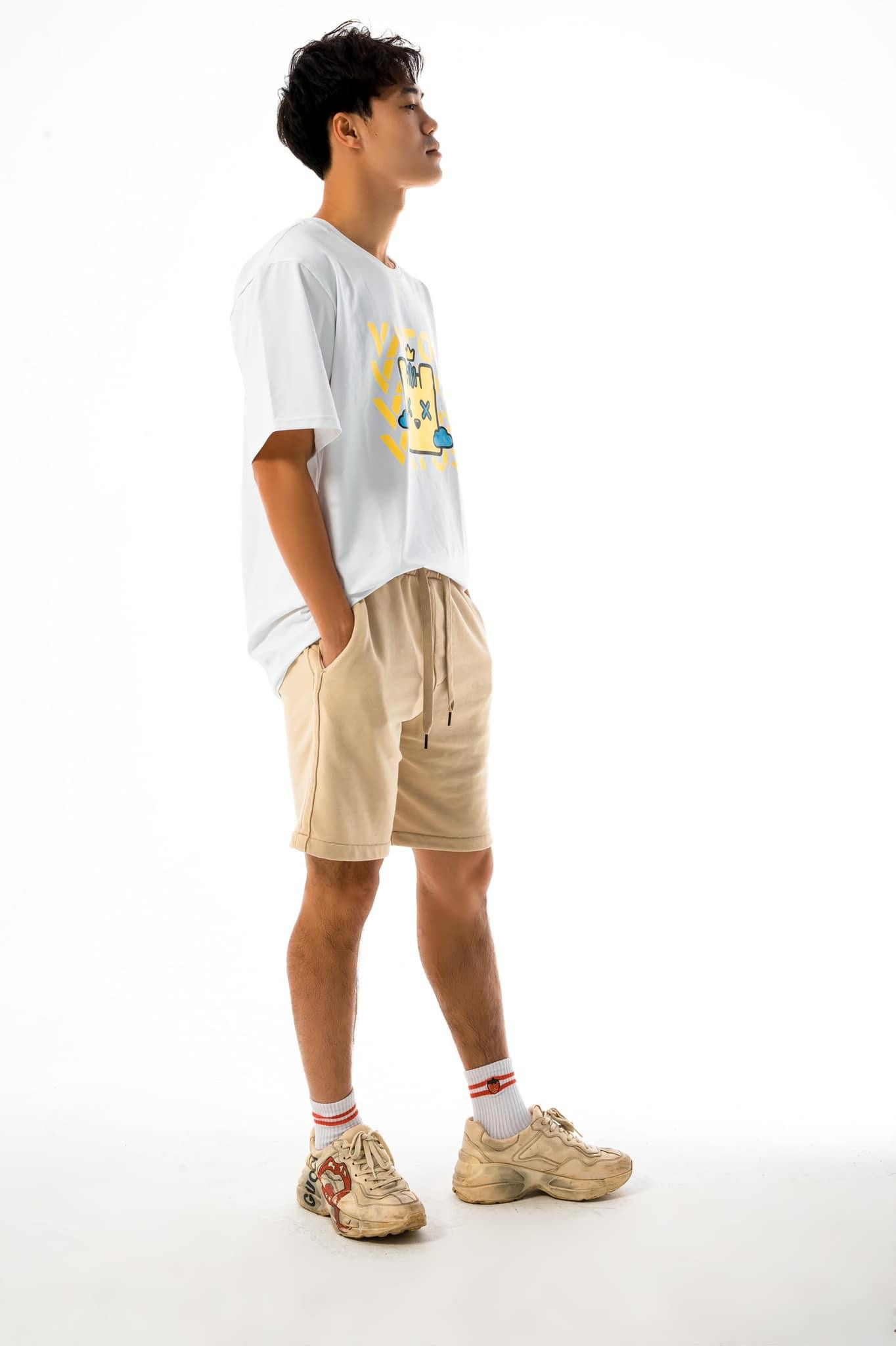 Anh chàng có phong cách trẻ trung khi thường xuyên kết hợp áo thun với quần jeans đơn giản và giày hiệu. Anh chàng có phong cách trẻ trung khi thường xuyên kết hợp áo thun với quần jeans đơn giản và giày hiệu.