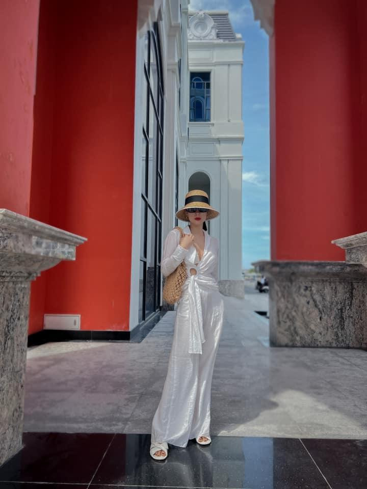 Một set đồ trắng kết hợp với phụ kiện từ cói giúp Minh Hằng vừa thanh lịch, vừa nhẹ nhàng lại dễ dàng tránh đi nắng gắt.