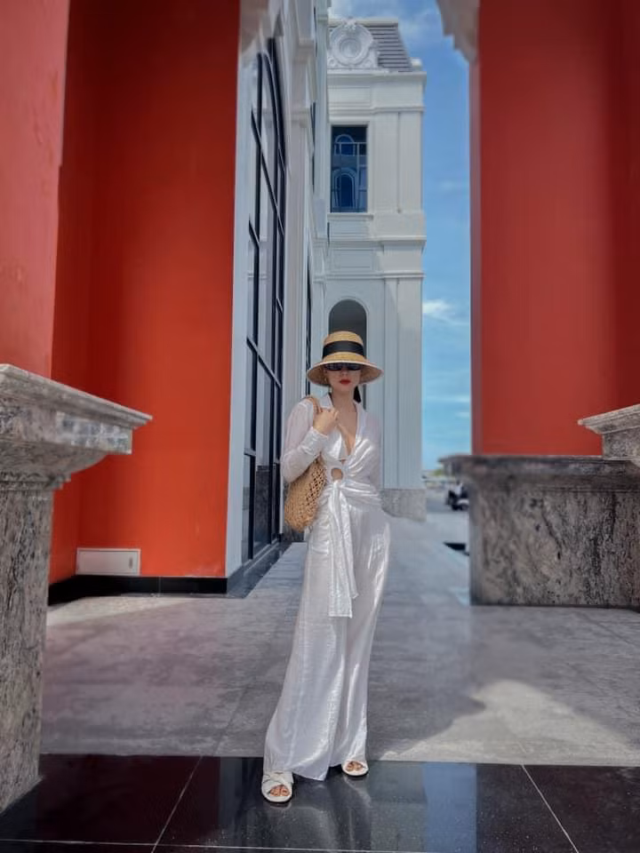 Một set đồ trắng kết hợp với phụ kiện từ cói giúp Minh Hằng vừa thanh lịch, vừa nhẹ nhàng lại dễ dàng tránh đi nắng gắt.
