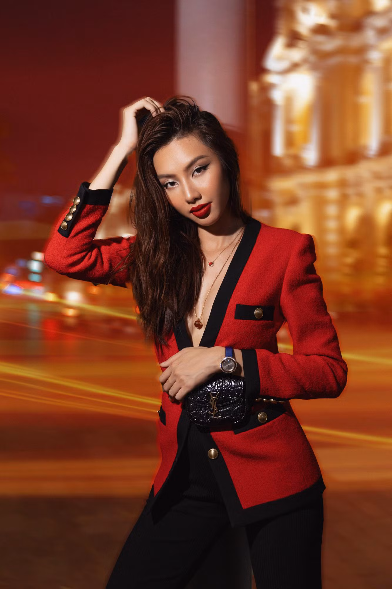 Túi đeo hông của Saint Laurent được nàng hậu kết hợp tinh tế với chiếc áo đỏ quyến rũ.