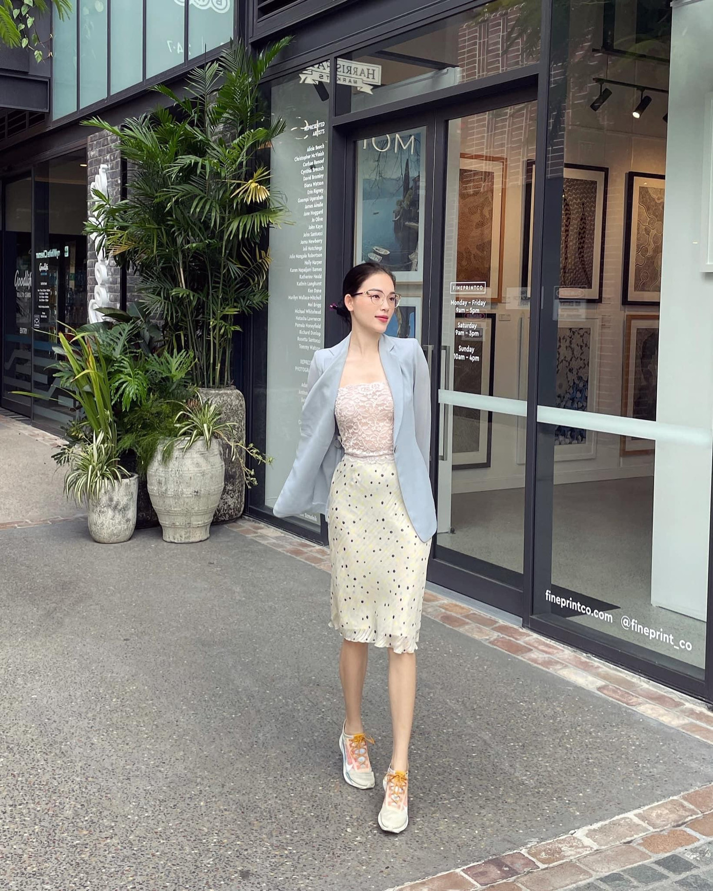 Sự tao nhã được tôn lên qua cách cô nàng sơ vin hay diện chân váy bút chì khoe đôi chân dài.