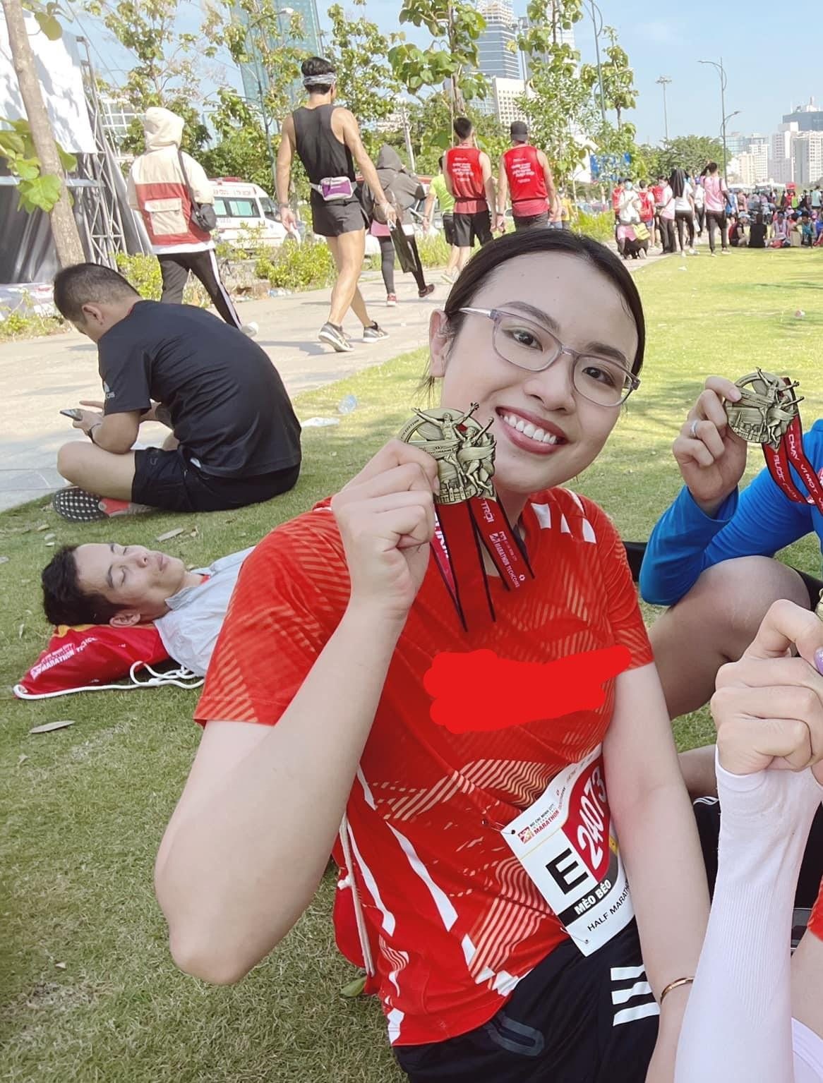 Trang điểm nhẹ nhàng nhưng với nụ cười tươi tắn, Thủy Tiên đã chiếm trọn trái tim khán giả.