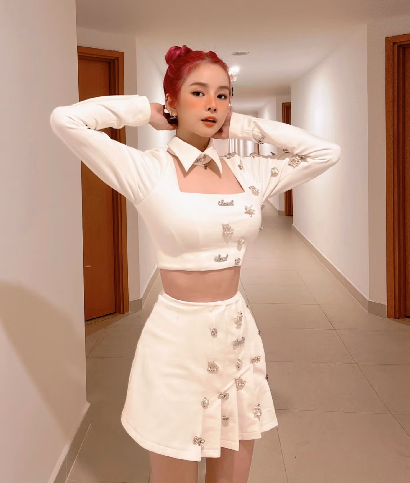 Thiết kế này giúp tôn lên vòng eo con kiến của người đẹp. Thiết kế này giúp tôn lên vòng eo con kiến của người đẹp.