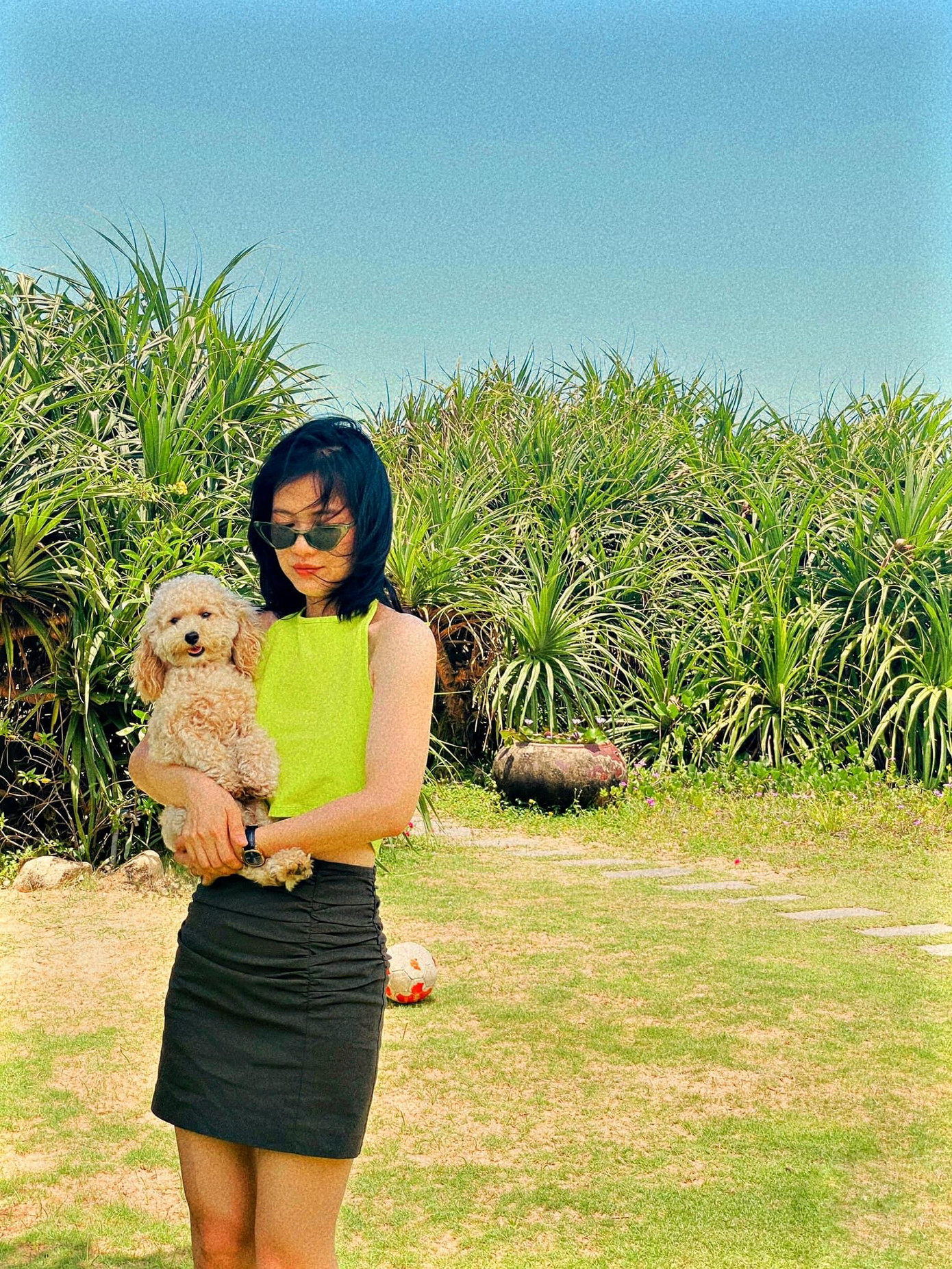 Ngoài những set đồ dịu dàng, bánh bèo, Oanh Kiều cũng thường xuyên diện chiếc áo croptop màu sắc để trông vừa cá tính lại năng động.