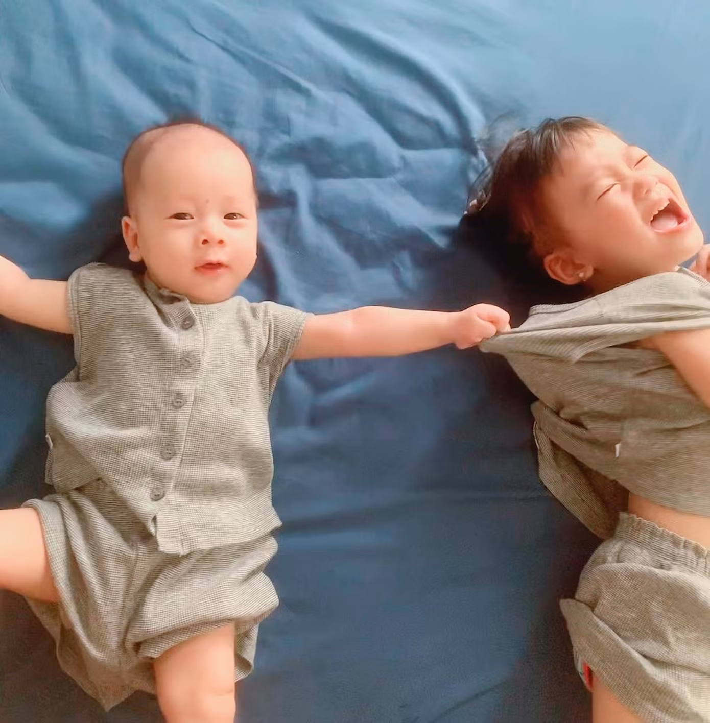 CiCi ra dáng chị cả khi thay bố mẹ chơi với em.