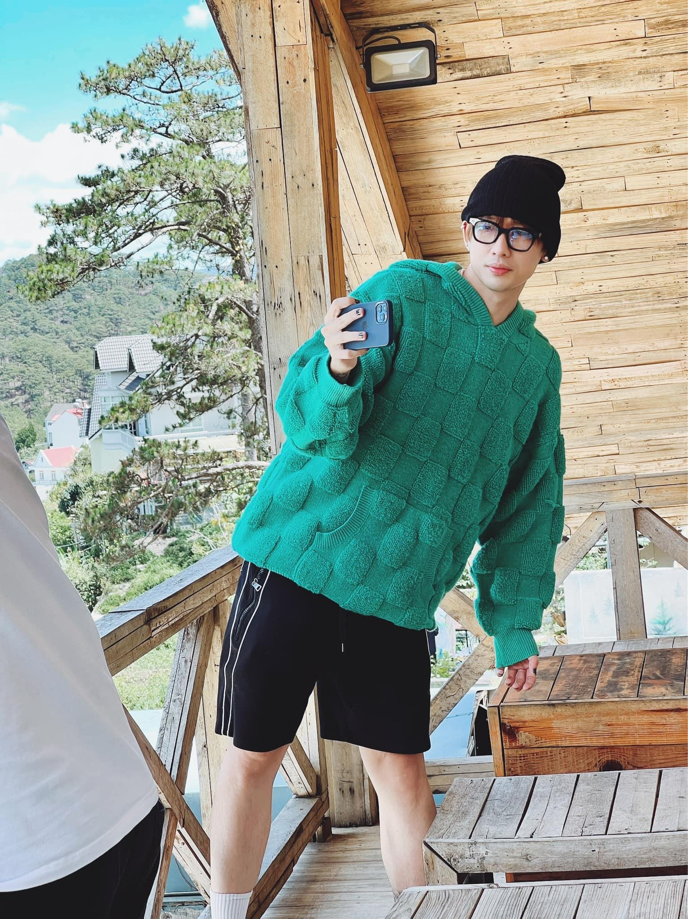 Cách kết hợp này mang đến cho Tuấn Trần vẻ ngoài "chuẩn Gen Z"!