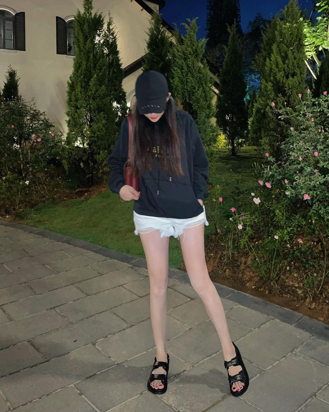 Trong bộ đồ phong cách cá tính này, sandal đen và mũ lưỡi trai cũng được tận dụng để giúp outfit thêm phần hoàn hảo.