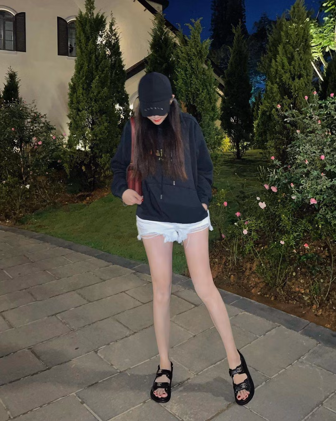 Trong bộ đồ phong cách cá tính này, sandal đen và mũ lưỡi trai cũng được tận dụng để giúp outfit thêm phần hoàn hảo.