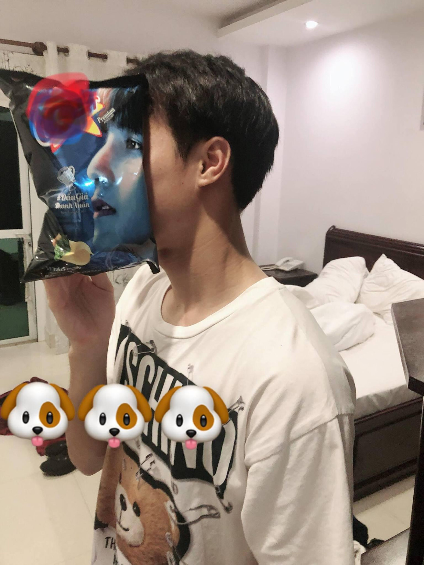 Áo phông thương hiệu Moschino có giá 4 triệu đồng được anh chàng thường xuyên sử dụng. Áo phông thương hiệu Moschino có giá 4 triệu đồng được anh chàng thường xuyên sử dụng.