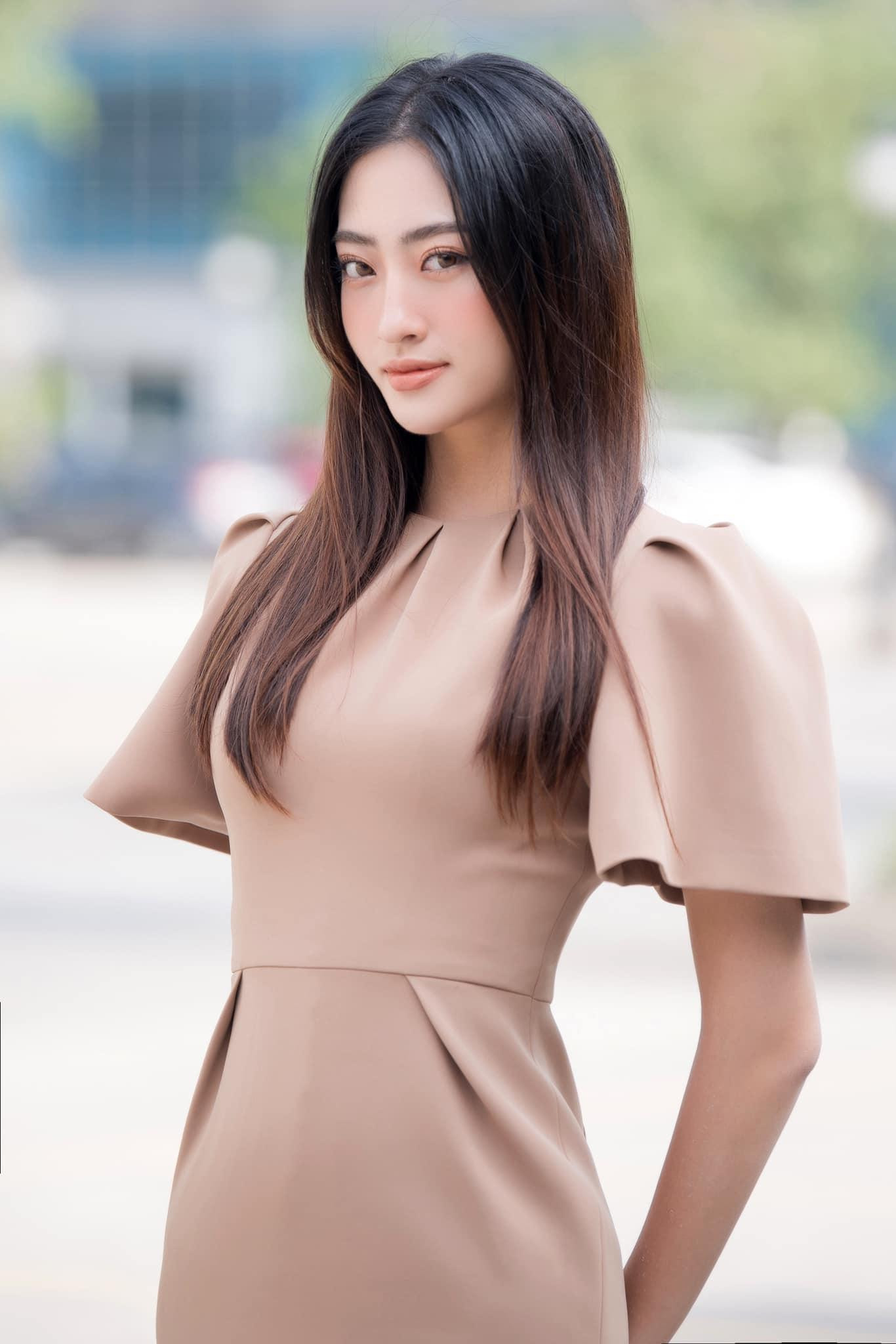 Ngoài là một Hoa hậu, Lương Thùy Linh còn đảm nhận công việc tại VTV, nên phong cách công sở của cô cũng được netizen chú ý. Ngoài là một Hoa hậu, Lương Thùy Linh còn đảm nhận công việc tại VTV, nên phong cách công sở của cô cũng được netizen chú ý.