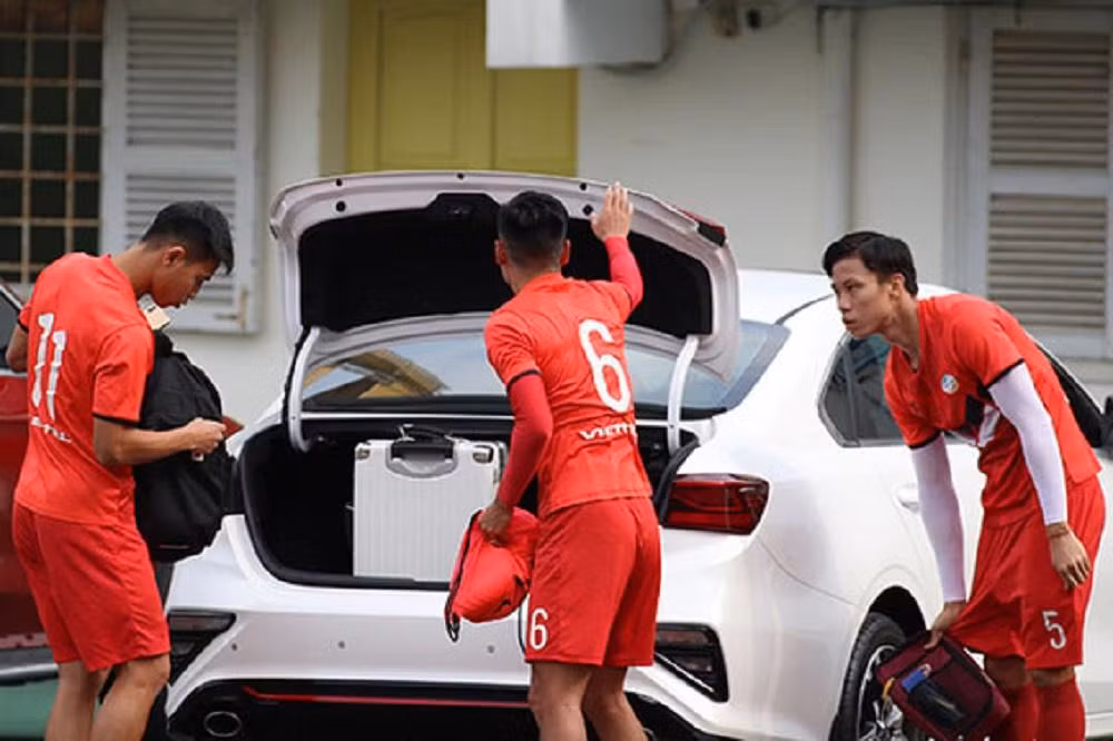 Trước khi tậu Macan, nam cầu thủ thường sử dụng chiếc ô tô Kia Cerato có giá khoảng 600 triệu đến sân tập.