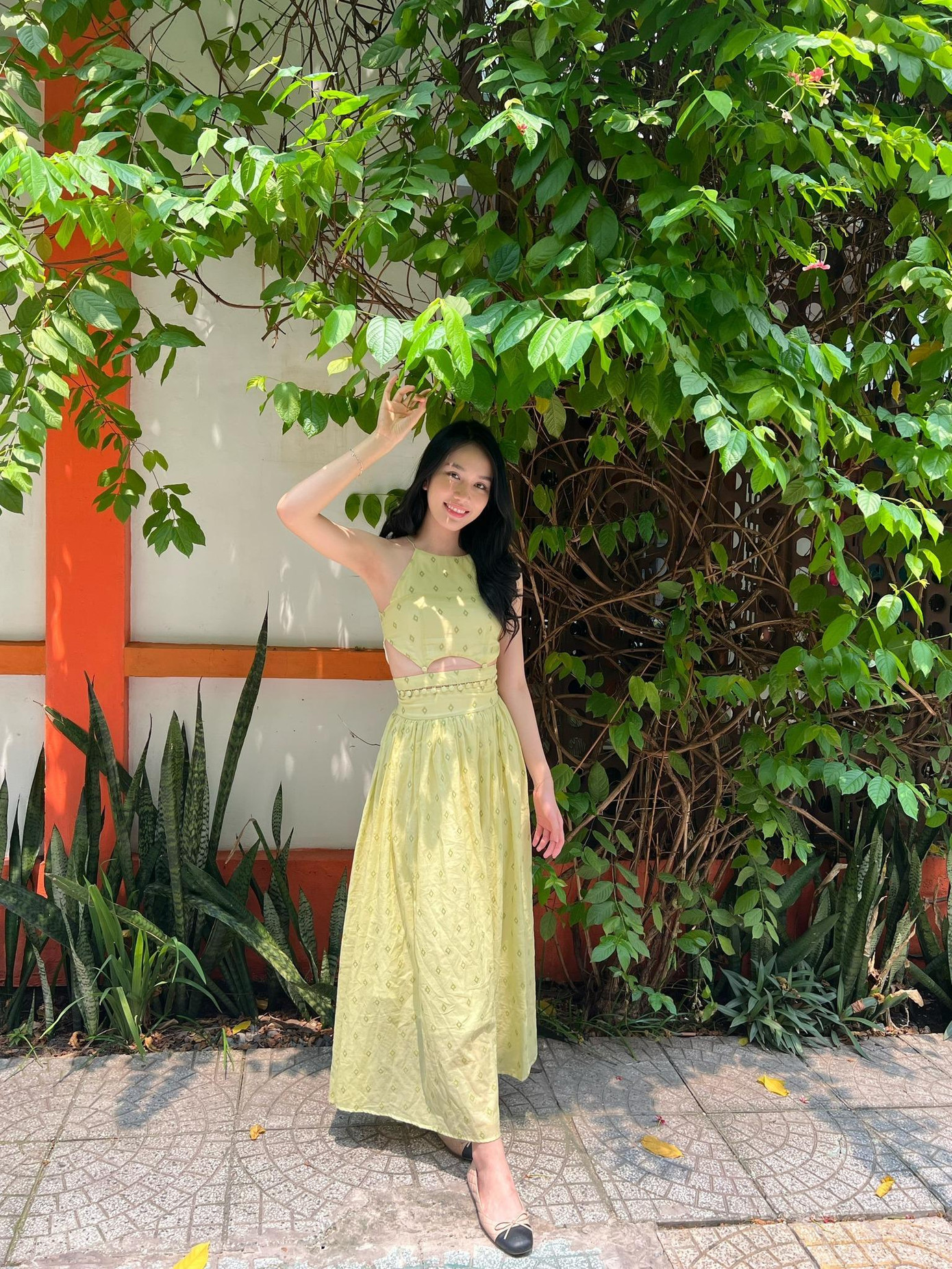 Chiếc váy dài cổ yếm với phần khoét eo tinh tế giúp nàng hậu trông vô cùng trẻ trung.