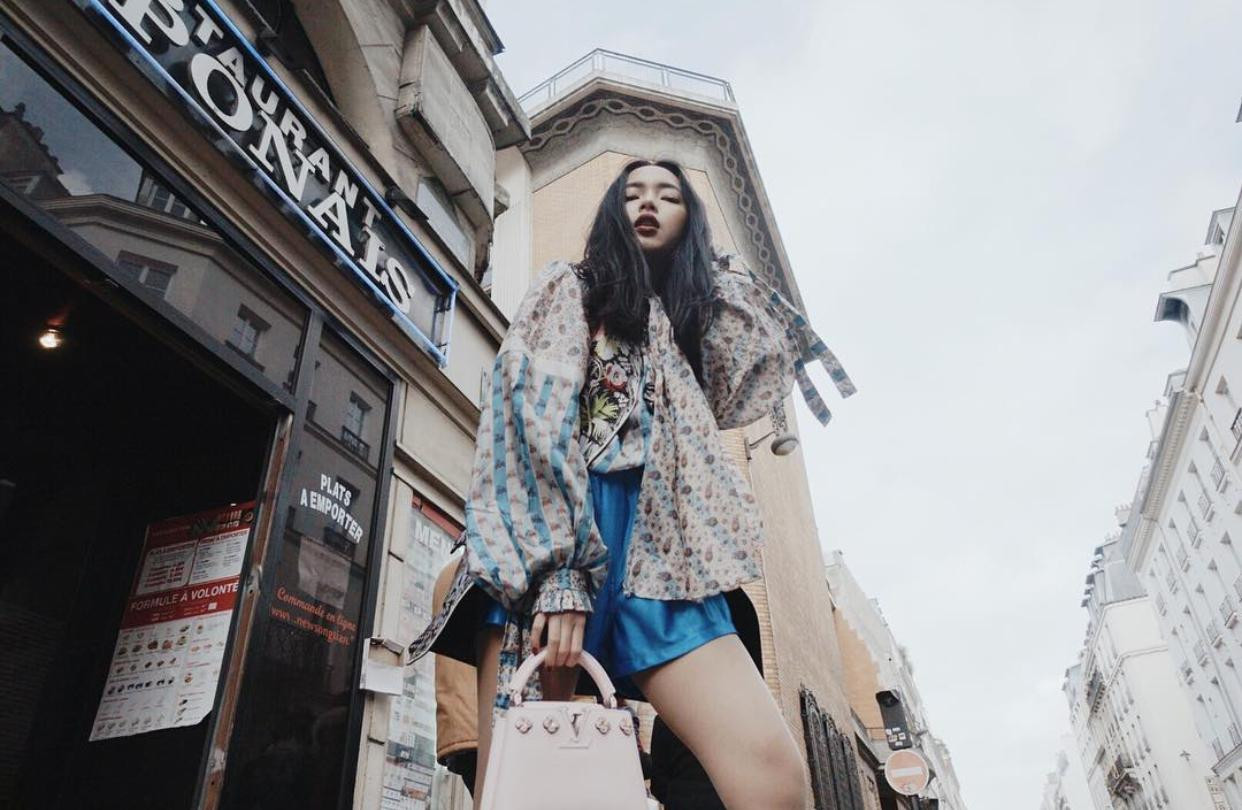 Châu Bùi phá cách khi kết hợp sơ mi với quần soóc jeans ống rộng và phụ kiện đi kèm.