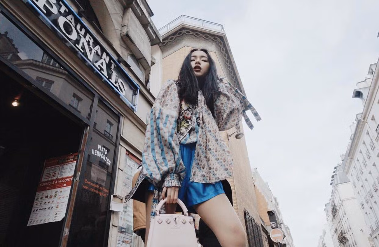 Châu Bùi phá cách khi kết hợp sơ mi với quần soóc jeans ống rộng và phụ kiện đi kèm. Châu Bùi phá cách khi kết hợp sơ mi với quần soóc jeans ống rộng và phụ kiện đi kèm.