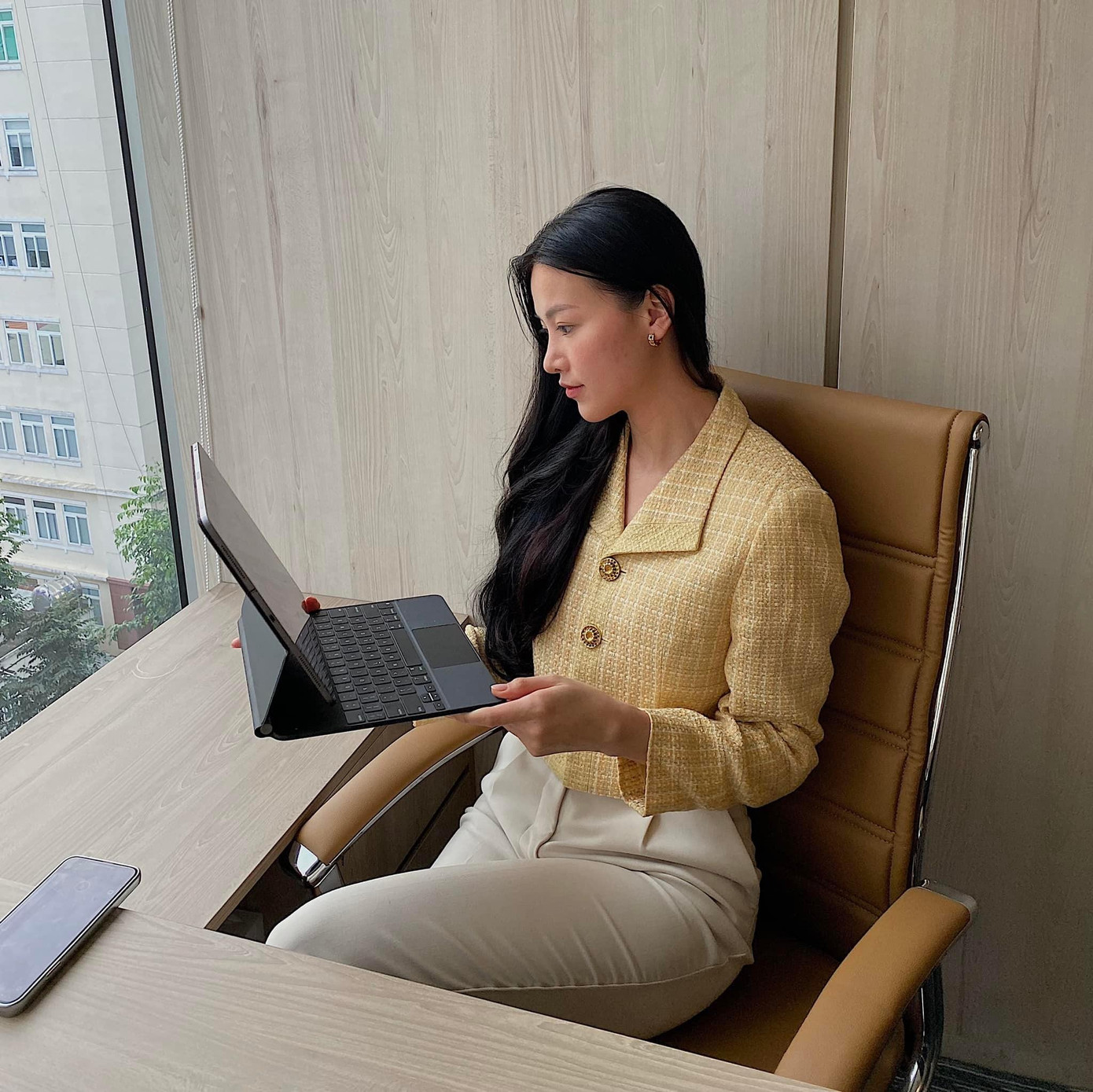 Cũng giống Hoa hậu Hương Giang, Hoa hậu Phương Khánh cũng thường xuyên chọn cho mình những outfit đơn giản để đi làm. Cũng giống Hoa hậu Hương Giang, Hoa hậu Phương Khánh cũng thường xuyên chọn cho mình những outfit đơn giản để đi làm.