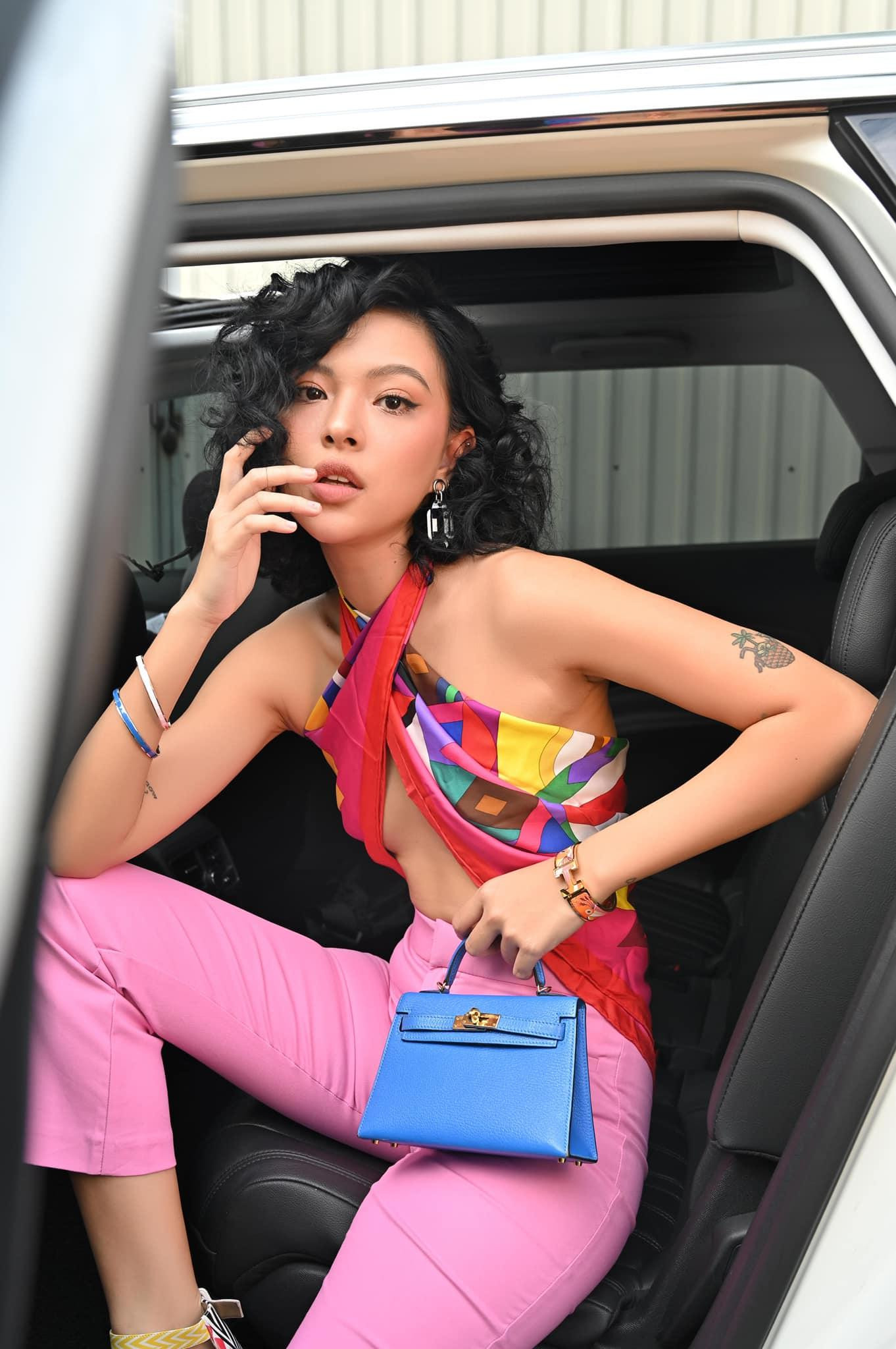 Nếu bạn mê mệt phong cách cá tính thì hãy thử quấn khăn giống Tú Hảo nhé!