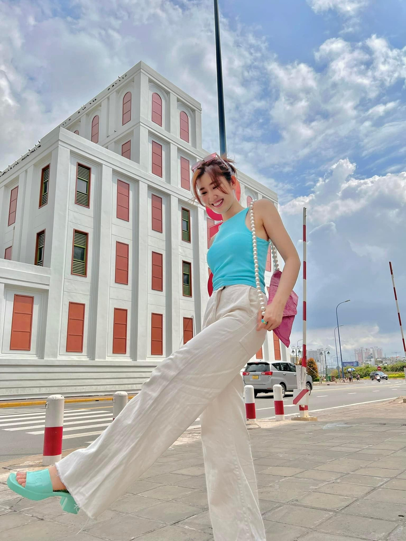 Phối đồ khéo léo và tinh tế, Thúy Ngân nhận được nhiều lời khen của công chúng.