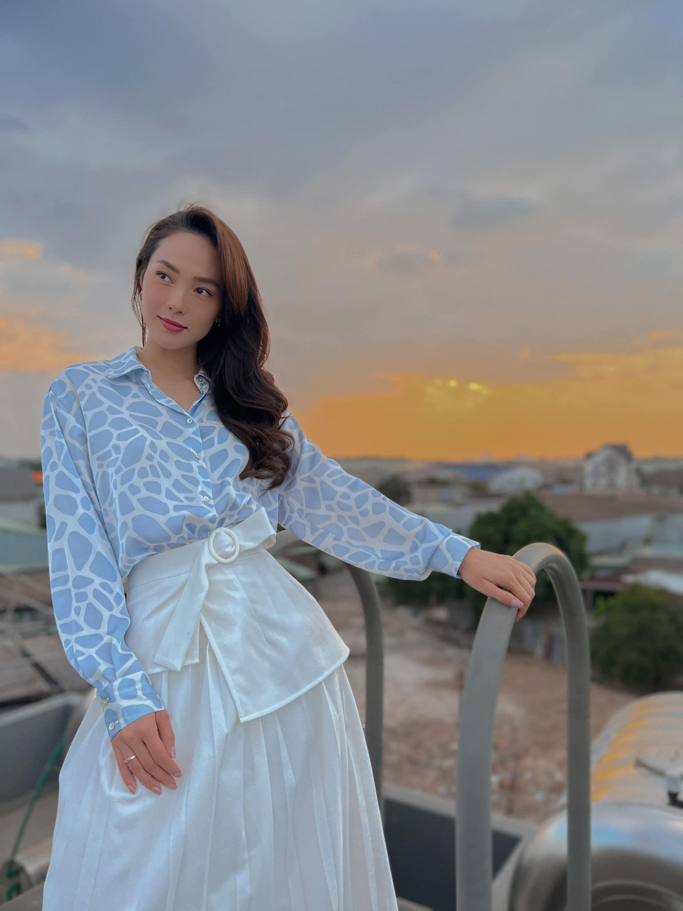 Nếu bạn cần một item vừa lịch sự lại thanh lịch thì đừng bỏ qua cách phối đồ này nhé!