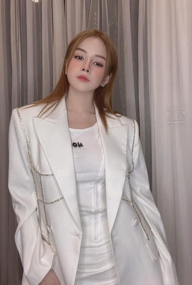 Phối đồ với áo blazer màu trắng tinh khôi tạo cảm giác trẻ trung, thanh lịch hơn cho cô nàng.