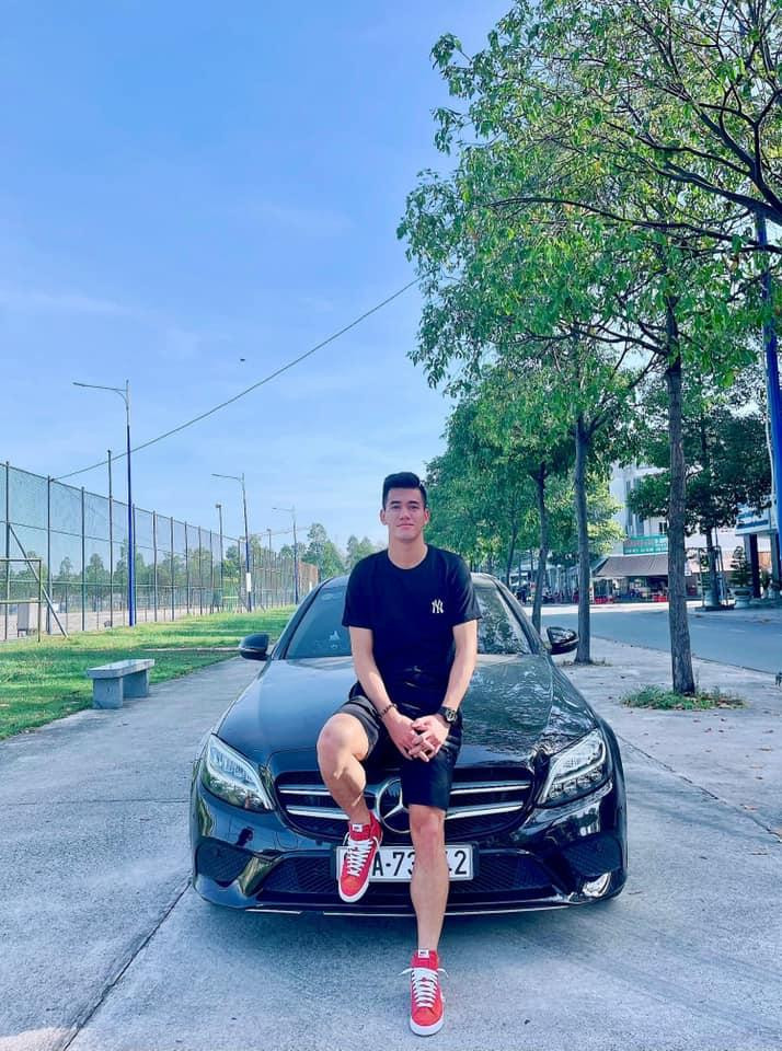 Trước đó, Tiến Linh cũng mạnh tay chi tiền tỷ để mua chiếc Mercedes-Benz C200 đời mới nhất.