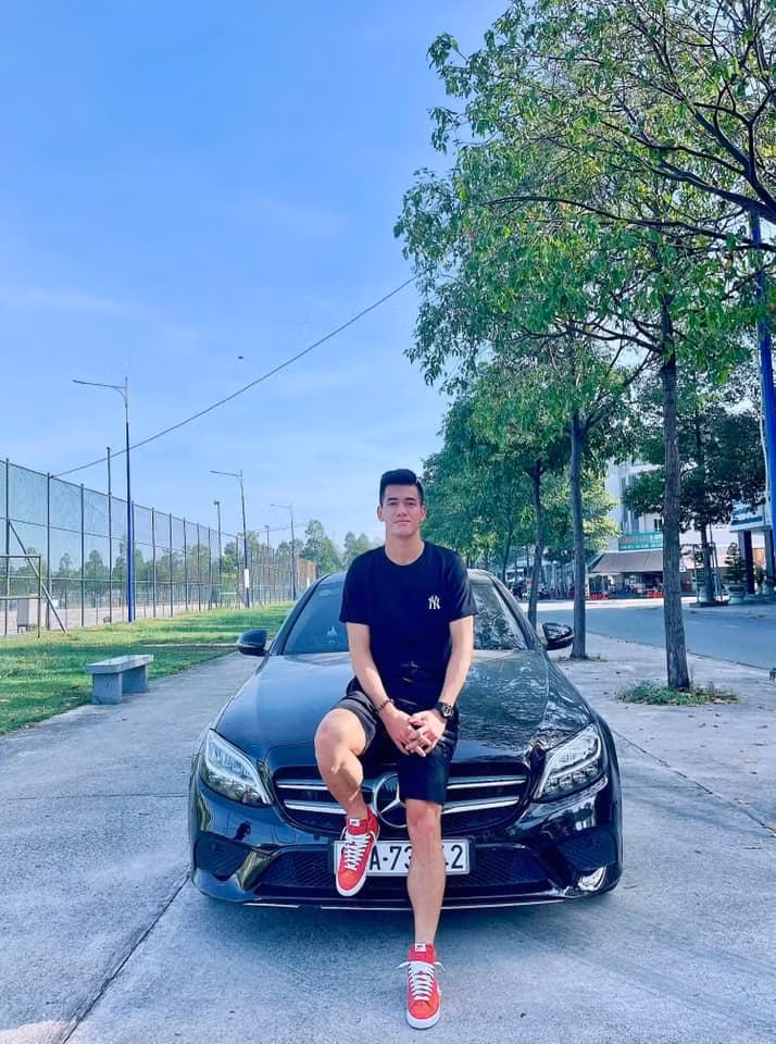 Trước đó, Tiến Linh cũng mạnh tay chi tiền tỷ để mua chiếc Mercedes-Benz C200 đời mới nhất.