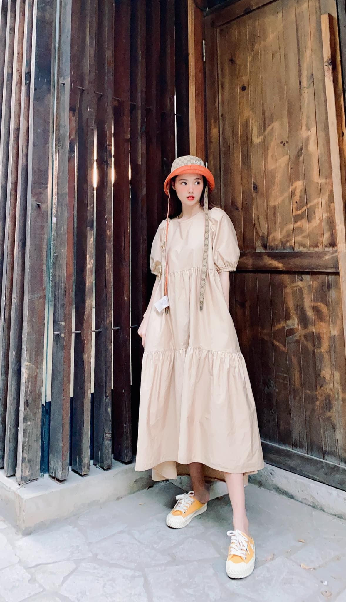 Váy suông dáng dài giúp Midu trông vừa đáng yêu, thoải mái lại hack tuổi.