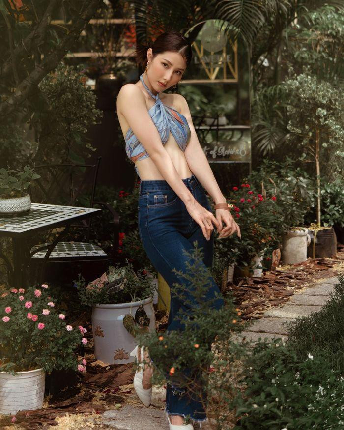 Diễm My 9X khoe trọn vòng eo con kiến săn chắc vừa thanh lịch lại không kém phần thu hút.