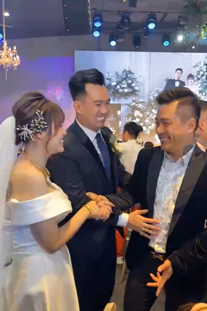 Cặp đôi rạng rỡ nhận lời chúc phúc từ nam ca sĩ nổi tiếng. Cặp đôi rạng rỡ nhận lời chúc phúc từ nam ca sĩ nổi tiếng.