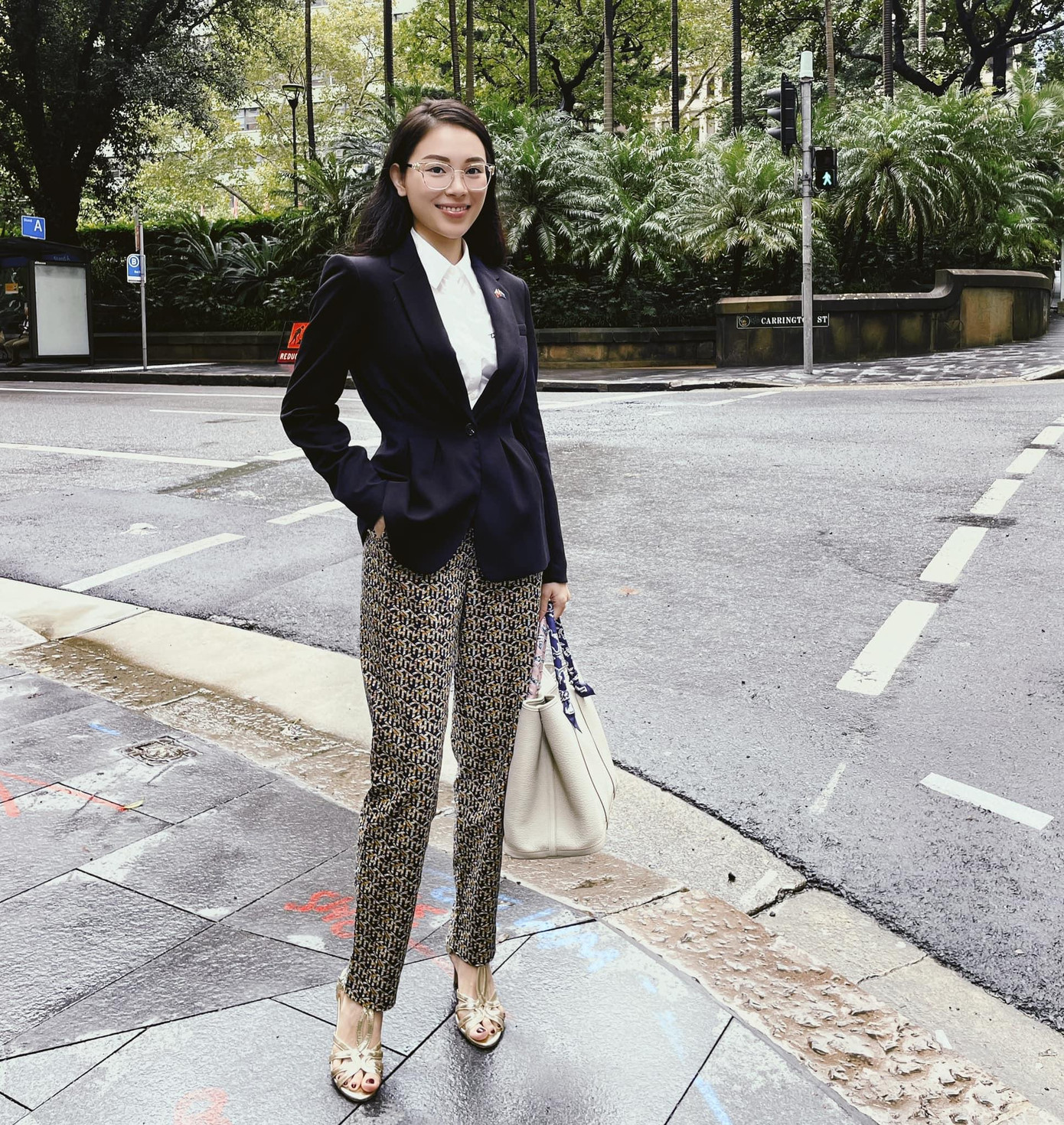 Cách mix quần họa tiết với sơ mi trắng và áo blazer giúp Linh Rin thể hiện sự năng động.