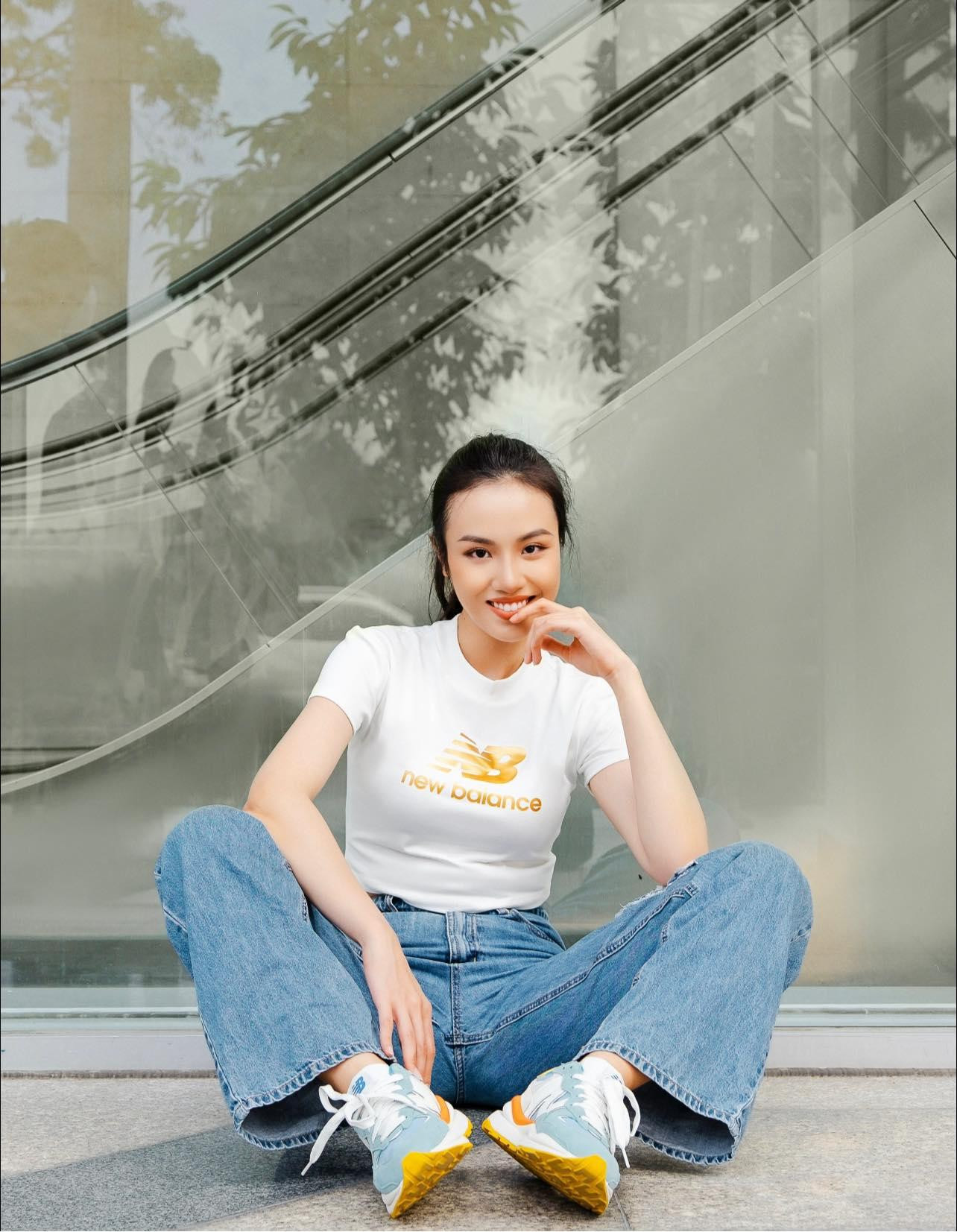 Ngoài ra, những bộ cánh mang phong cách street style có sự thuận tiện ở đời thường cũng được Thủy Tiên thường xuyên sử dụng.