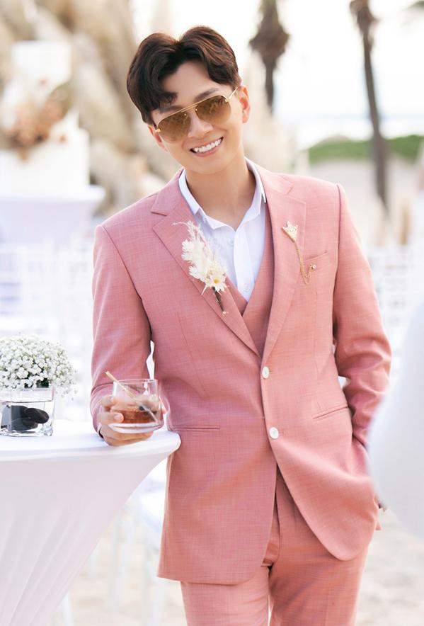 Một bộ vest hồng vừa lịch sự lại đúng dress code được Ngô Kiến Huy. Một bộ vest hồng vừa lịch sự lại đúng dress code được Ngô Kiến Huy.