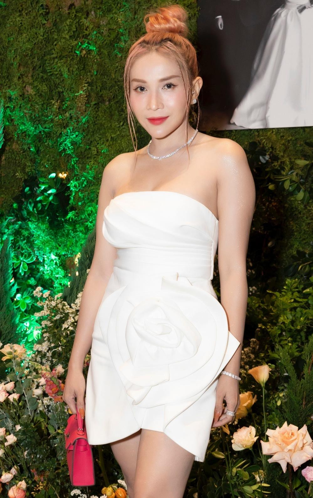 Khả Như và Liêu Hà Trinh là bạn thân lâu năm trong showbiz.