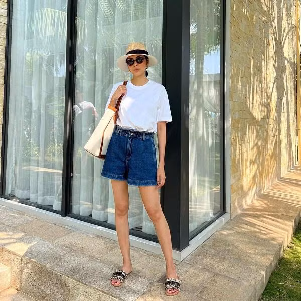 Tăng Thanh Hà trẻ trung khi phối đồ với nhiều loại phụ kiện. Tăng Thanh Hà trẻ trung khi phối đồ với nhiều loại phụ kiện.