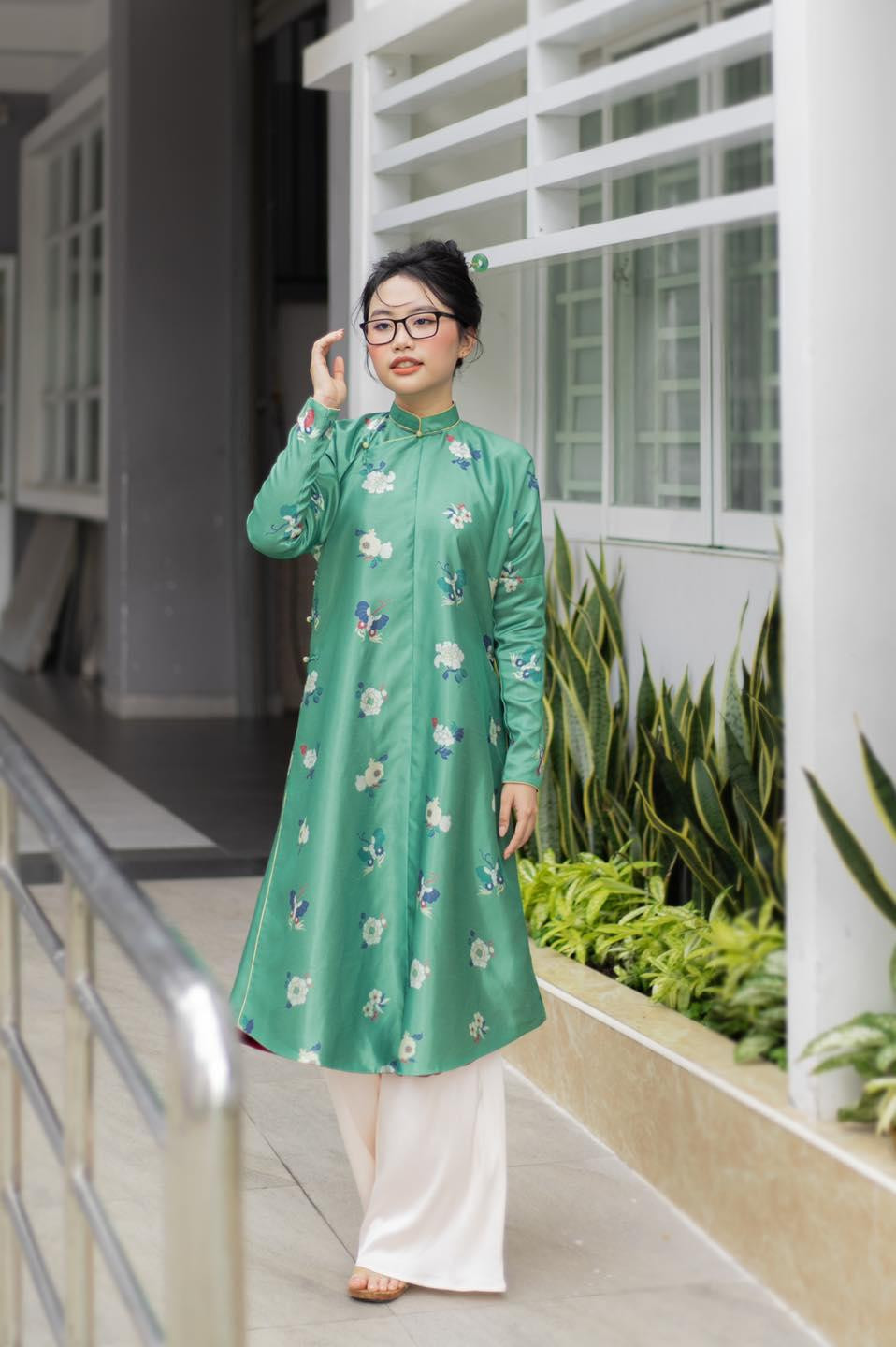 Khi diện áo dài, Phuơng Mỹ Chi toát lên được vẻ đẹp đằm thắm, dịu dàng. Khi diện áo dài, Phuơng Mỹ Chi toát lên được vẻ đẹp đằm thắm, dịu dàng.