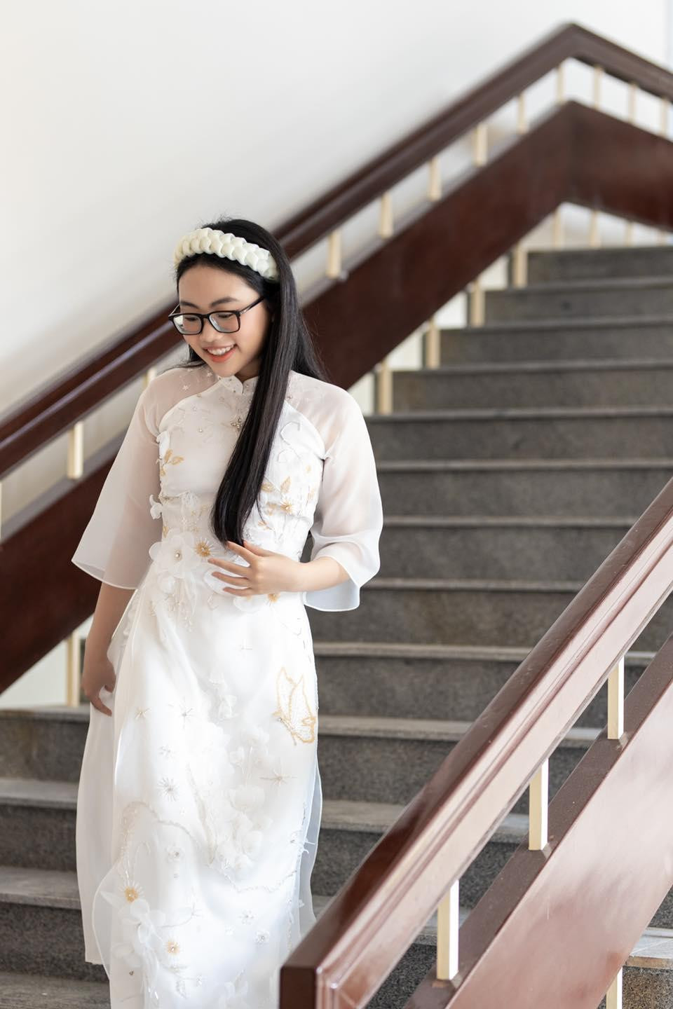 Phương Mỹ Chi mang vẻ đẹp hồn nhiên trong mẫu áo dài cách tân màu trắng phối hoa nổi. Phương Mỹ Chi mang vẻ đẹp hồn nhiên trong mẫu áo dài cách tân màu trắng phối hoa nổi.