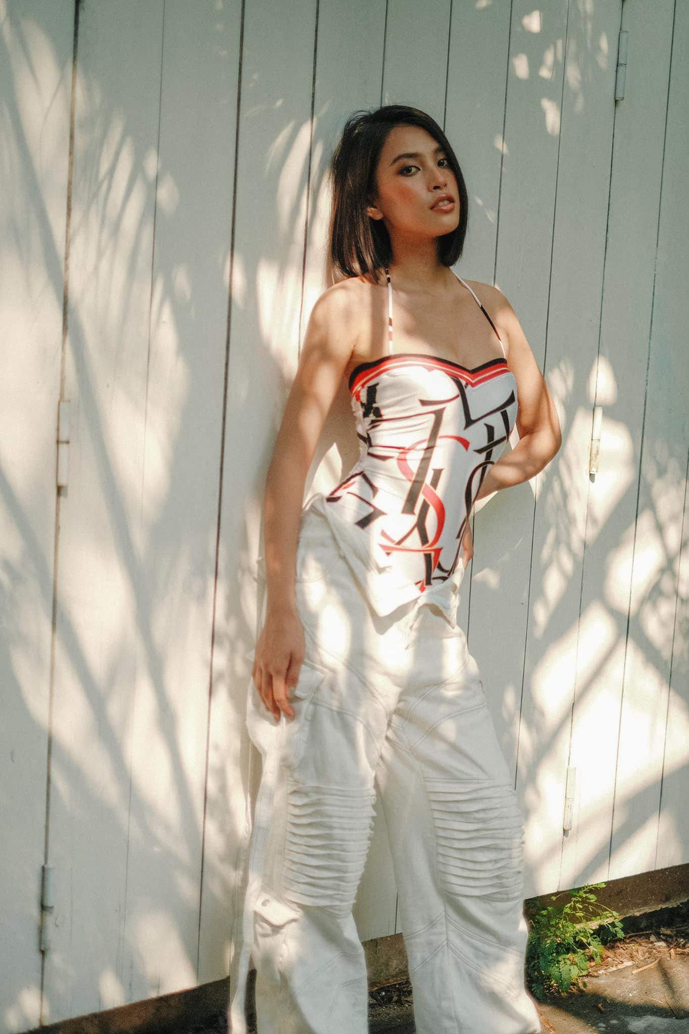 Tiểu Vy kết hợp "khăn áo" hai dây với quần ống suông cạp cao làm nên bộ đồ street style vừa sành điệu, hợp mốt lại vừa dễ dàng tránh nắng. Tiểu Vy kết hợp "khăn áo" hai dây với quần ống suông cạp cao làm nên bộ đồ street style vừa sành điệu, hợp mốt lại vừa dễ dàng tránh nắng.